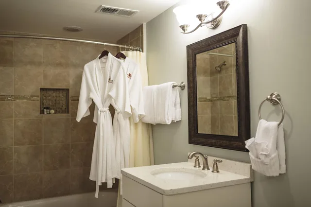 Multiple Bedrooms, Suite, River View, Stair Access Only، Olde Harbour Inn 6/8