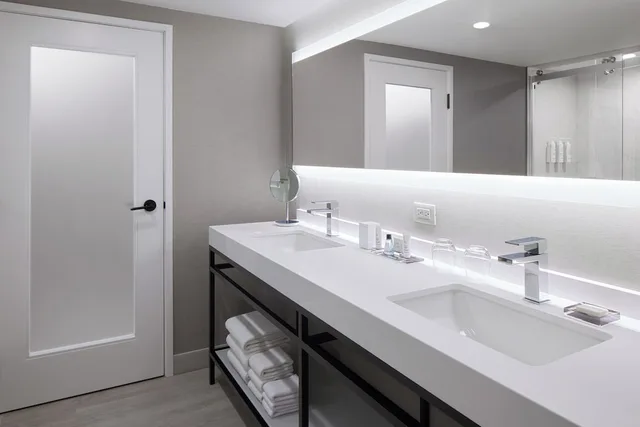 جناح كلوب بسرير كينج بغرفة نوم واحدة مع أريكة، Toronto Airport Marriott 4/9