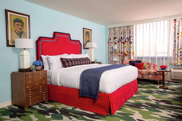 غرفة بسرير كينج بحوض استحمام لذوي الإعاقة، Graduate by Hilton Fayetteville, AR 1/2