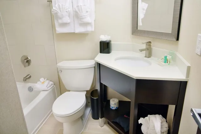 غرفة قياسية بسريرين كوين، Holiday Inn Charlotte Airport Conf Ctr 3/3