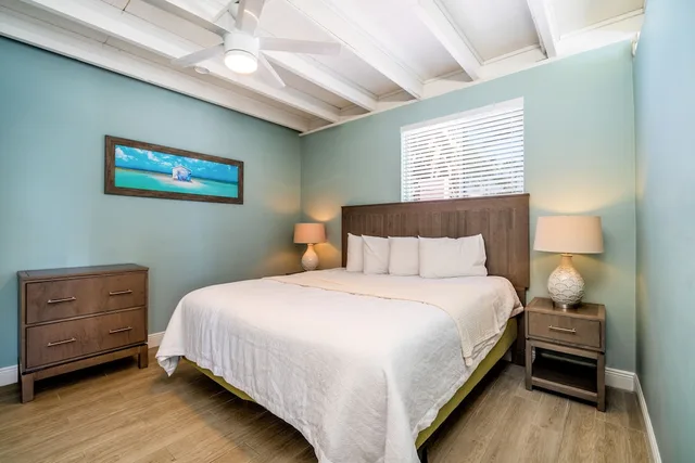 غرفة بسرير كينج وسرير كوين بغرفة نوم واحدة مع أريكة، Rainbow Bend Resort 3/7