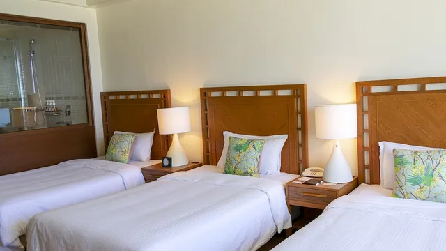 غرفة ديلوكس بثلاثة أسرّة بإطلالة على البحر مع دخول صالة النادي، Hotel Moon Beach Okinawa 1/3