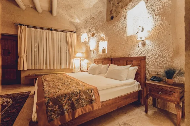 Cave, Hot Tub، Peristyle Cave Cappadocia 2/10
