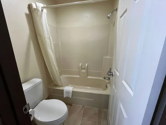 Room, 2 Double Beds, Budget Inn Nassawadox Hwy 13 4/5