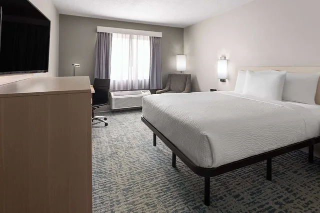 Room, Queen Bed, Accessible, Baymont By Wyndham Lagrange 2/5