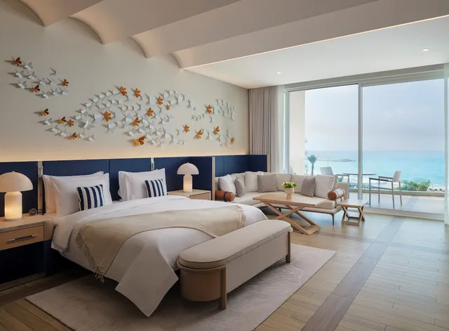 غرفة ديلوكس بسرير كينج بإطلالة على البحر بشرفة، The St. Regis Al Mouj Muscat Resort 1/3