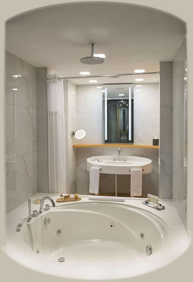غرفة بسرير كينج بإطلالة على البحر بحوض جاكوزي، Doubletree By Hilton Hotel Istanbul - Moda 6/10