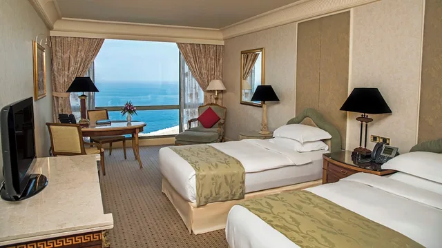 غرفة بريميوم بسريرين منفصلين بإطلالة على البحر، Intercontinental Phoenicia Beirut 3/8
