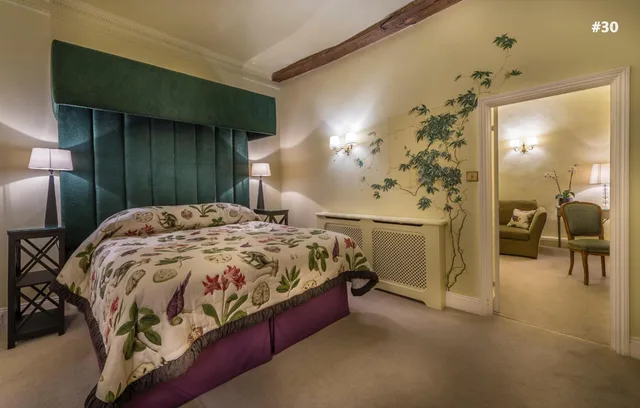 جناح جونيور، The George Hotel of Stamford 2/3