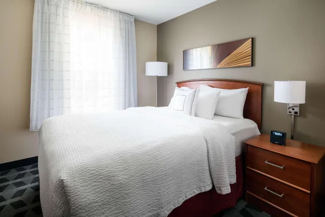 جناح بسرير كوين بغرفتي نوم بحوض استحمام لذوي الإعاقة، Sonesta Simply Suites Seattle Renton 3/10