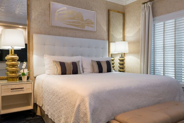 جناح فاخر بسرير كينج مع أريكة، The Chateau Inn and Suites 2/3