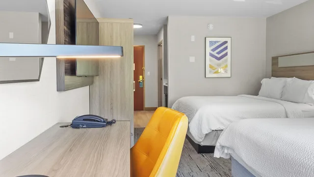 Suite, Multiple Beds, Holiday Inn Express Hotel And Suites Manchester Airport 4/10