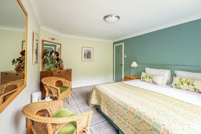 Standard, Twin Beds, The Knoll House 2/7