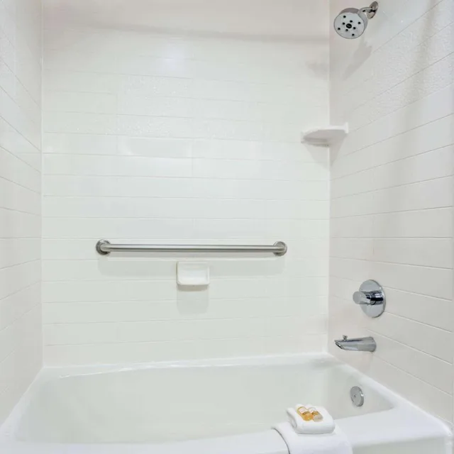 غرفة بسرير كينج بحوض استحمام لذوي الإعاقة، La Quinta Inn & Suites by Wyndham College Station South 4/5