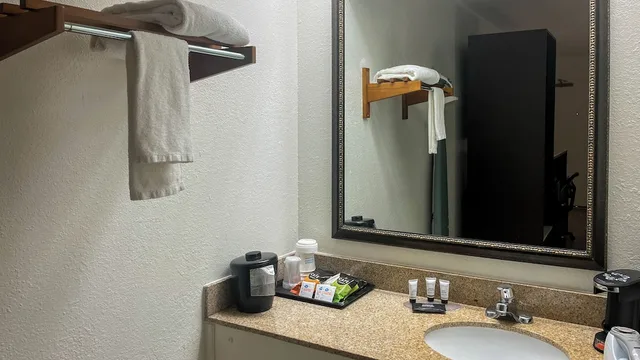 غرفة ديلوكس بسرير كينج، Studio6 Suites Jacksonville, NC 10/10