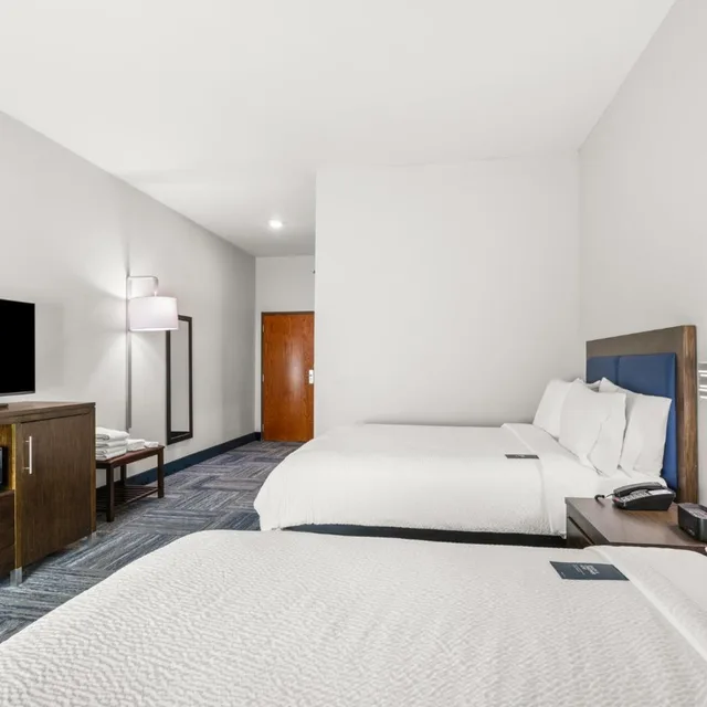 غرفة قياسية بسرير كينج وسريرين كوين، Holiday Inn Express Asheville Woodfin an IHG Hotel 8/10