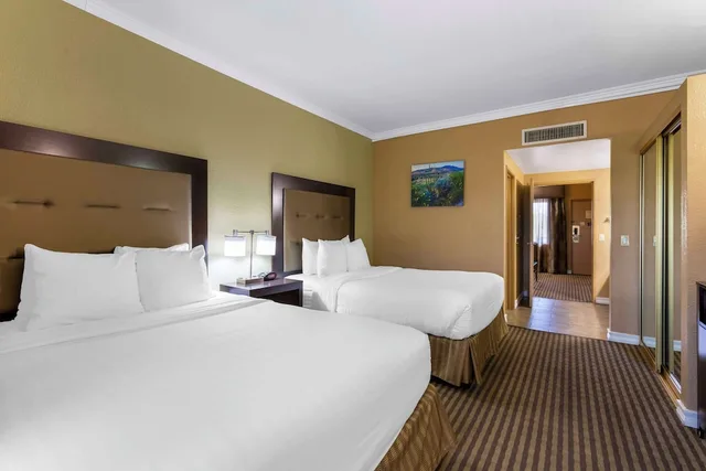 غرفة قياسية بسريرين كوين، Royal Sun Inn & Suites 1/6