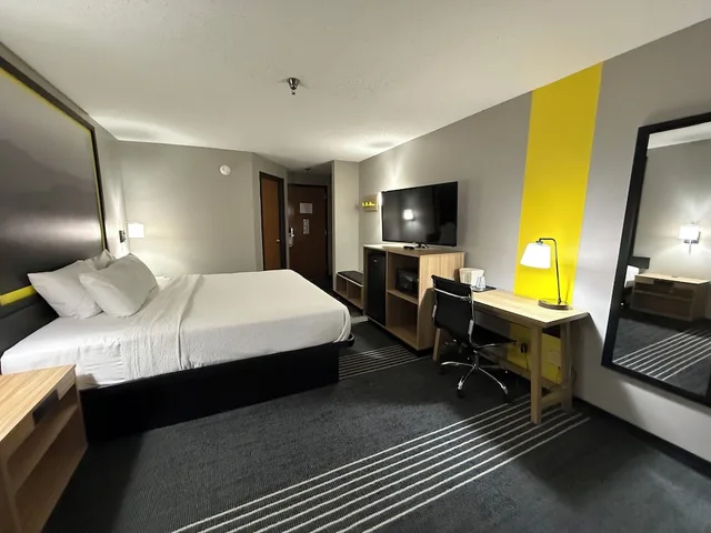 غرفة بسرير كينج لذوي الإعاقة، Super 8 by Wyndham Chattanooga East/Hamilton Place 3/7