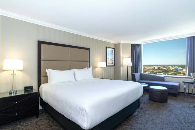 غرفة بريميوم بسرير كينج في الطابق العلوي، Sandman Signature Edmonton Downtown Hotel 2/4