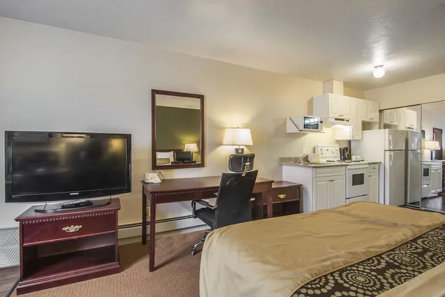Efficiency, Queen Bed، Econo Lodge Inn & Suites High Level, AB 8/10