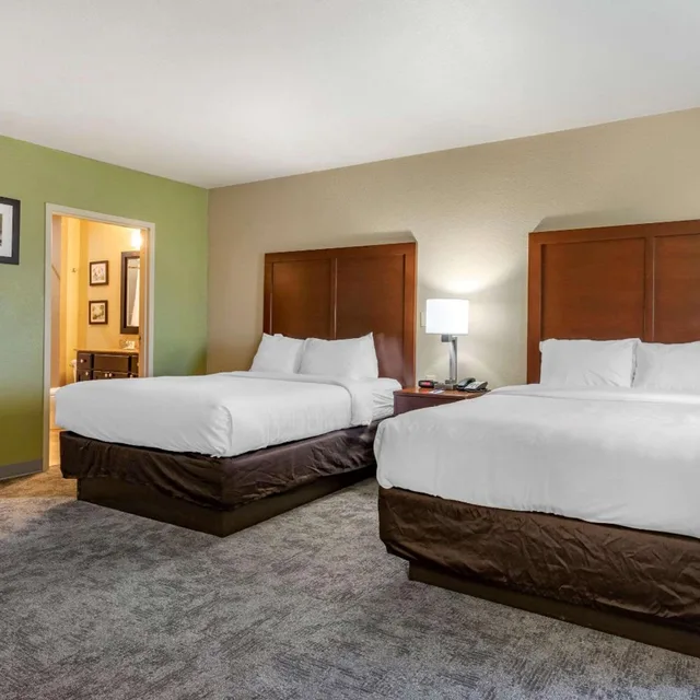 جناح بسريرين كوين، Comfort Inn Bentonville - Crystal Bridges 2/7