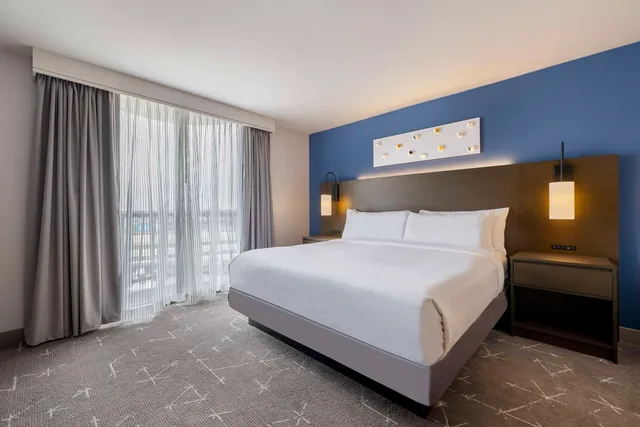 جناح بسرير كينج بغرفتين، Embassy Suites by Hilton Tulsa I-44 1/3