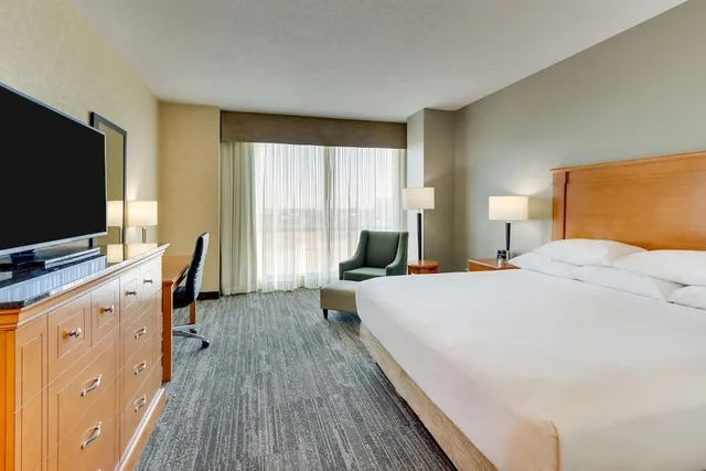 غرفة ديلوكس بسرير كينج بحوض استحمام في طابق مرتفع لذوي الإعاقة، Drury Inn & Suites Orlando 3/6