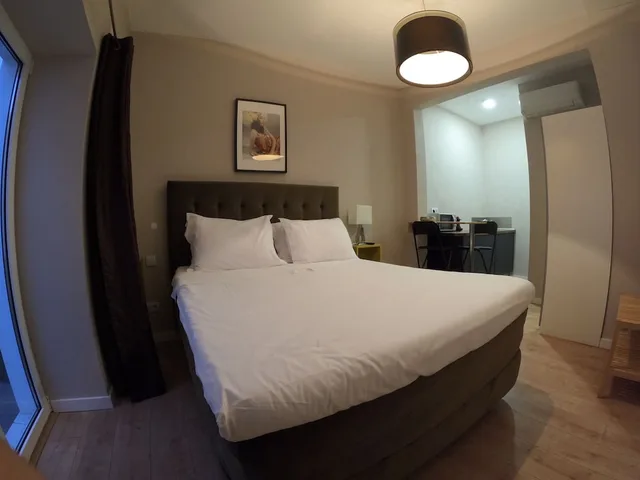 جناح بريميوم بسرير كوين بشرفة، Temple Suites Guest House 1/2