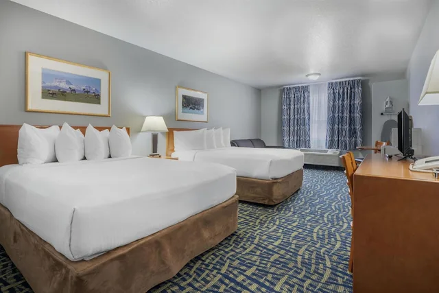 غرفة قياسية بسريرين كوين، SureStay Plus Hotel By Best Western Lethbridge 2/10