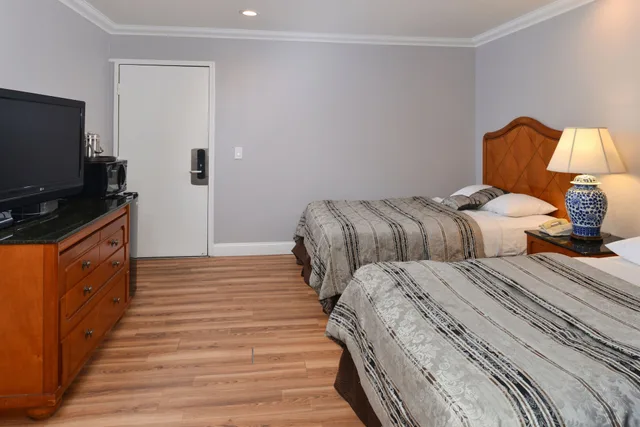 Signature, 2 Double Beds, Highlander Motel 1/2