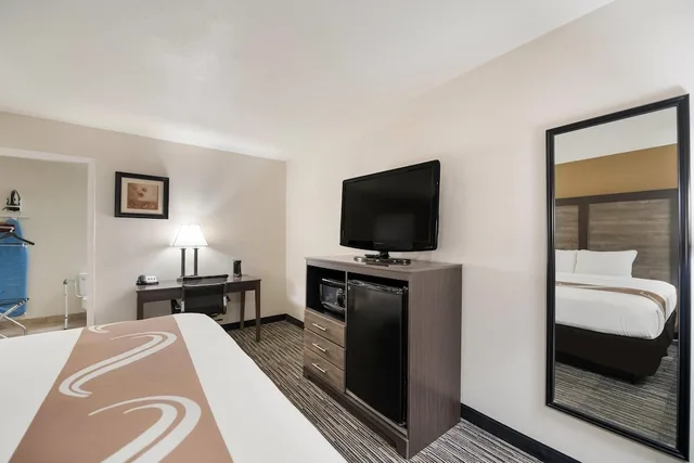 غرفة بسرير كينج للمدخنين لذوي الإعاقة، Quality Inn Suites Lufkin 6/7