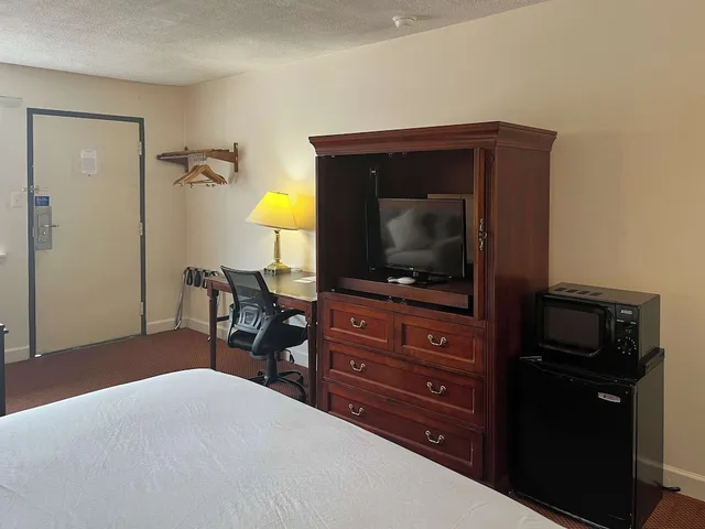 Standard, King Bed, Smoking, Motel6 Culpeper, VA 2/4