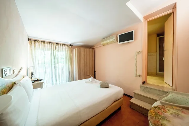 غرفة أساسية بشرفة مفردة بسرير كوين، Hotel Serenella 2/4