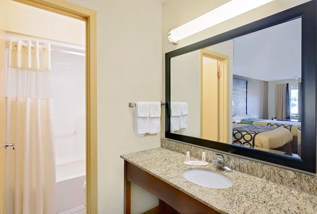غرفة بسريرين مزدوجين لذوي الإعاقة، Super 8 By Wyndham Laurel, MS 10/10
