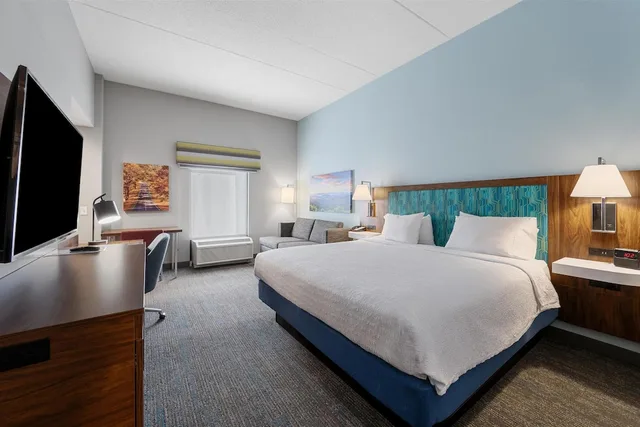 غرفة بسرير كينج مع أريكة بمطبخ صغير، Hampton Inn Front Royal 1/10
