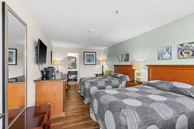 غرفة بسريرين مزدوجين، Basecamp Puyallup a Travelodge by Wyndham 8/10
