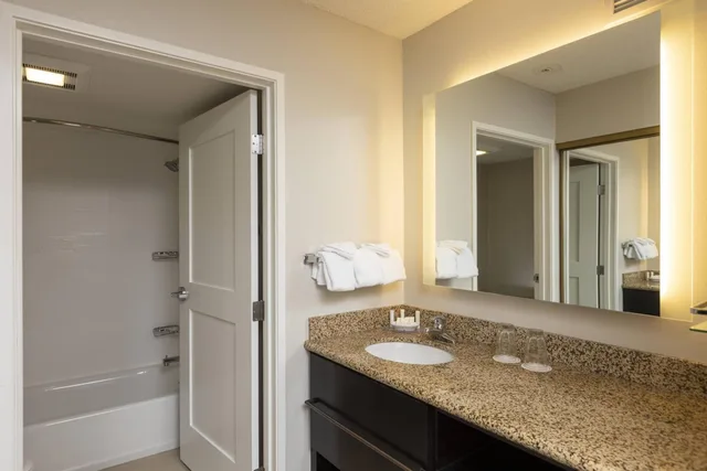 جناح بسريرين كينج بغرفتي نوم مع أريكة، Residence Inn Durango Downtown 1/1