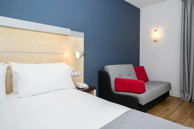 غرفة بسرير كوين مع أريكة، Taj Dubai 5/10