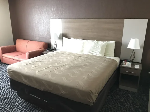 غرفة قياسية بسرير كينج، Quality Inn Near Pimlico Racetrack 3/10