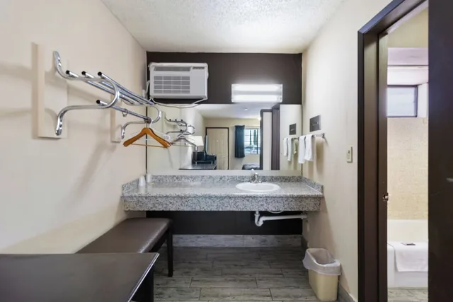 غرفة اقتصادية ثلاثية بسريرين مزدوجين، ECONOMY INN BARSTOW 8/9