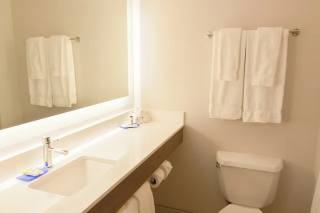 غرفة قياسية بسريرين كوين، Holiday Inn Express Hotel And Suites Worthington 3/3