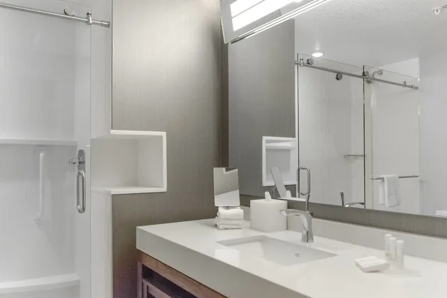 غرفة بسرير مزدوج، Courtyard By Marriott Minneapolis West 4/6