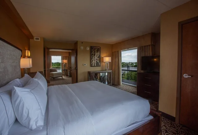 جناح بسرير كينج بشرفة بغرفتي نوم، DoubleTree by Hilton Hotel Bay City - Riverfront 1/6