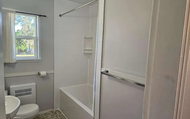 جناح عائلي بسرير مزدوج وسريرين منفصلين بإطلالة على الفناء، 2400 Motel 3/3