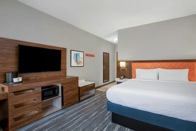 غرفة بسرير كينج، Hampton Inn and Suites Muncie 1/6