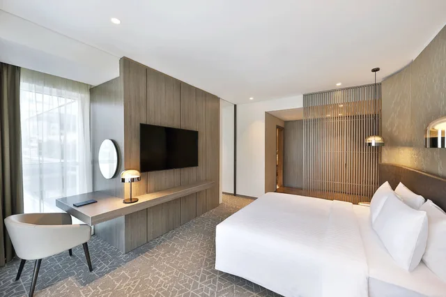 جناح تنفيذي بسرير كينج بغرفة نوم واحدة، Courtyard By Marriott Al Barsha Dubai 2/10