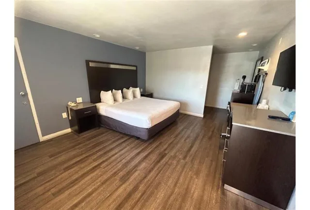 جناح بسرير كينج لغير المدخنين مع أريكة سرير، Motel6 Yuba City, CA 5/10