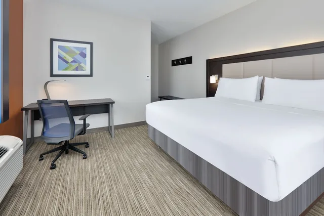 غرفة قياسية بسرير كينج، Holiday Inn Express Hotel Suites Duncanville 1/3
