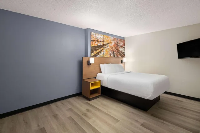 جناح ديلوكس بسرير كوين، Days Inn & Suites by Wyndham Green Bay WI. 3/7