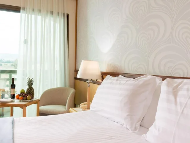 غرفة بسرير مزدوج أو سريرين منفصلين، Constantinou Bros Athena Beach Hotel 2/2